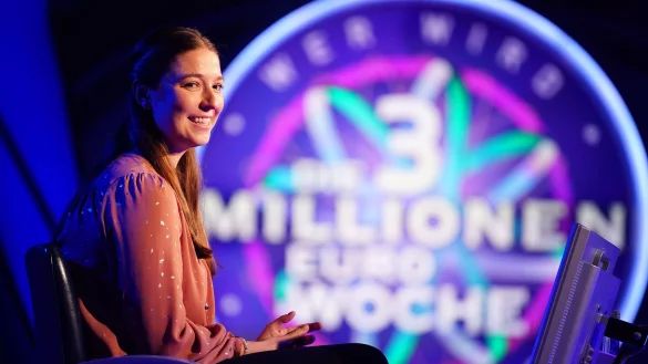 Anna &Ouml;hlrich-Faustmann aus D&uuml;sseldorf sitzt als Kandidatin der Rateshow &laquo;Wer wird Million&auml;r?&raquo; im Studio. - &copy; Stefan Gregorowius/RTL+/dpa