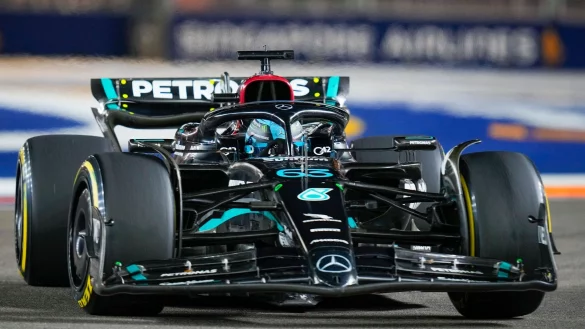 George Russell kam zu nah an die Wand und konnte seinen Mercedes nicht mehr auf der Strecke halten. - &copy; Vincent Thian/AP/dpa