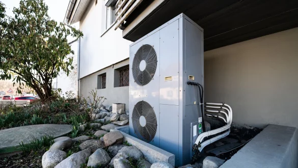 L&uuml;ftungsanlage einer W&auml;rmepumpe vor einem Wohnhaus in Rottweil. - &copy; Silas Stein/dpa