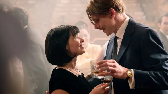 Der reiche Fabrikantensohn Godehard van Keuken (Daniel Str&auml;sser) er&ouml;ffnet Hilla (Anna Fischer) die T&uuml;r zu einer anderen Welt. - &copy; Thomas Kost/WDR/dpa