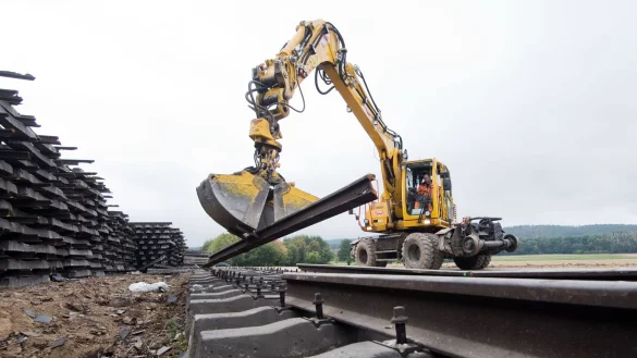 Ein Bagger zerlegt alte Bahnschienen im Rahmen der Sanierung einer ICE-Trasse. - &copy; Julian Stratenschulte/dpa/Symbolbild