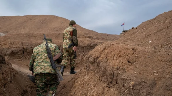 Zwei Soldaten gehen im Februar auf einem Milit&auml;rposten an der Frontlinie im Latschin-Korridor entlang. Die Lage an der Grenze zu Aserbaidschan ist angespannt. - &copy; Gilles Bader/Le Pictorium Agency via ZUMA/dpa/Archiv