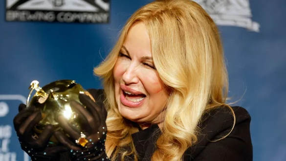 Jennifer Coolidge hat einen goldenen Puddingtopf von der Harvard-Universit&auml;t bekommen. - &copy; Michael Dwyer/AP/dpa