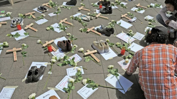Gedenken mit Rosen, Schuhen, Kerzen und Kreuzen: Die Zahl der Drogentoten w&auml;chst. (Archivbild) - &copy; Boris Roessler/dpa