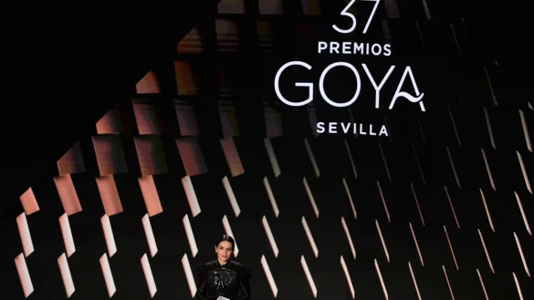 Die franz&ouml;sische Schauspielerin Juliette Binoche h&auml;lt eine Rede, nachdem sie den Internationalen Goya-Preis erhalten hat. - &copy; Jose Breton/AP/dpa