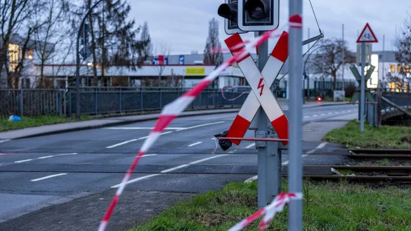 Flatterband vor einem Andreaskreuz weist auf den t&ouml;dlichen Unfall in Recklinghausen hin. - &copy; Christoph Reichwein/dpa