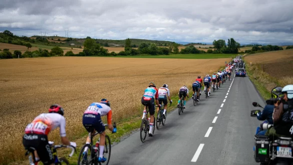 Nach dem Auftakt im spanischen Baskenland kehrt der Tour-Tross nach Frankreich heim. - &copy; Thibault Camus/AP/dpa