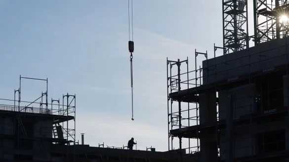 Wer eine Immobilie kaufen will, muss wieder mit deutlich gestiegenen Zinsen rechnen. - © Marcus Brandt/dpa