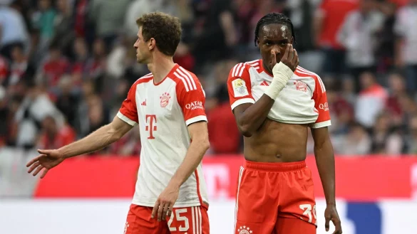 Nach der 1:3-Niederlage gegen Leipzig blickt man bei Mathys Tel (r) und Thomas M&uuml;ller in entt&auml;uschte Gesichter. - &copy; Sven Hoppe/dpa