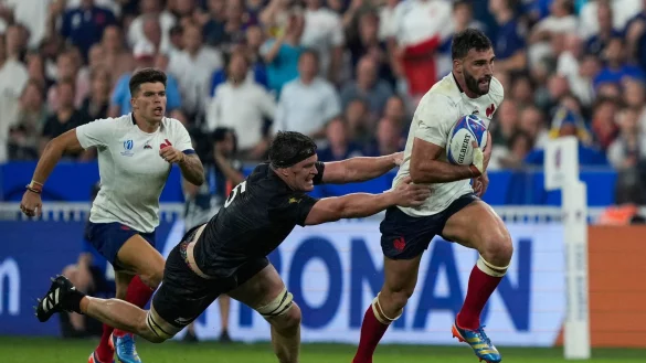 Die Franzosen um Charles Ollivon (r) gewannen zum Auftakt der Rugby-Weltmeisterschaft. - &copy; Lewis Joly/AP