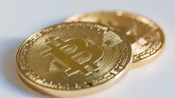 Bitcoin-M&uuml;nzen liegen auf einem Tisch. - &copy; Fernando Gutierrez-Juarez/dpa-Zentralbild/dpa/Symbolbild