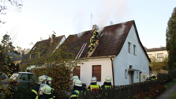 Dicker Qualm zieht aus den Dach eines Einfamilienhauses in der Stra&szlig;e "An der Hellr&uuml;sche" in Bad Salzuflen. Eine Familie samt Hunden konnte sich gl&uuml;cklicherweise selbst in Sicherheit bringen. - &copy; Feuerwehr Bad Salzuflen