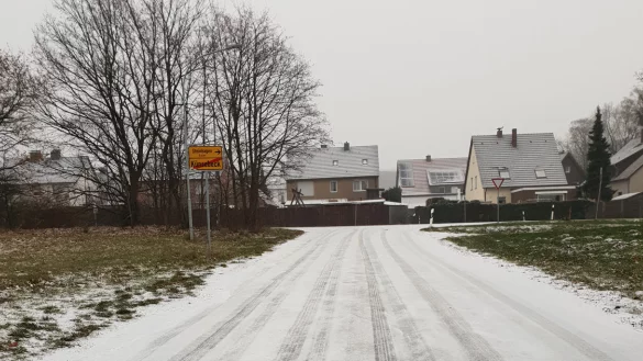 In Halle-K&uuml;nsebeck wie auch in anderen Teilen des Kreises G&uuml;tersloh lag schon am fr&uuml;hen Morgen Schnee auf den Stra&szlig;en. - &copy; Talin Dilsizyan