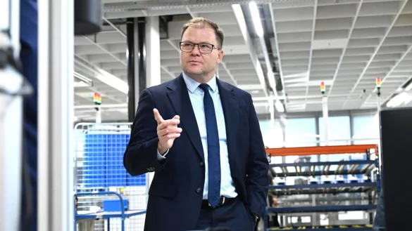 Bundesumweltminister Schneider hat die Verbraucher in Deutschland aufgefordert, beim Kauf von Smartphones auch gebrauchte Geräte in Erwägung zu ziehen. - © Elisa Schu/dpa