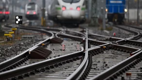 Die Deutsche Bahn will in einem Pilotprojekt erstmals &laquo;gr&uuml;nen&raquo; Stahl in Schienen verbauen. (Archivbild) - &copy; Hendrik Schmidt/dpa