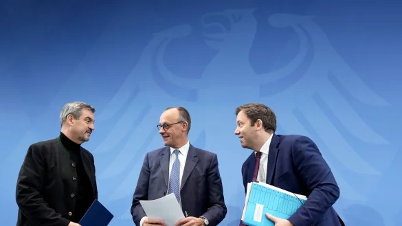 CDU-Chef Merz, SPD-Chef Klingbeil und CSU-Chef Söder loben am Morgen danach ihre eigenen Beschlüsse. - © Michael Kappeler/dpa