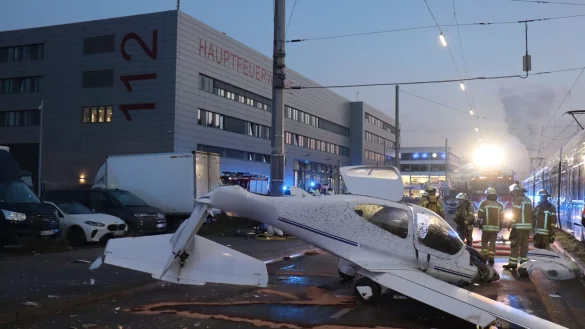Ein Flugzeug ist im Mannheimer Stadtgebiet notgelandet. - © Rene Priebe/PR-Video /dpa