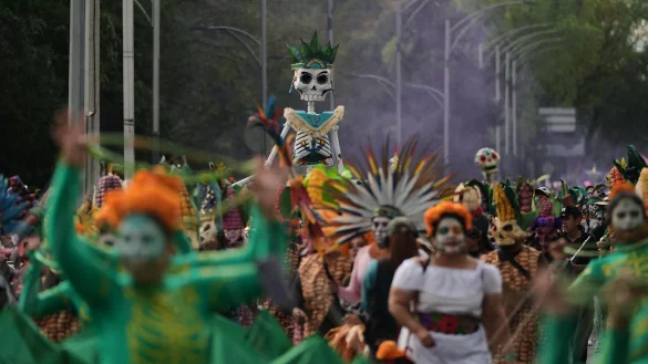 Mehr als 8.000 Darsteller zogen durch die Stra&szlig;en. - &copy; Claudia Rosel/AP/dpa