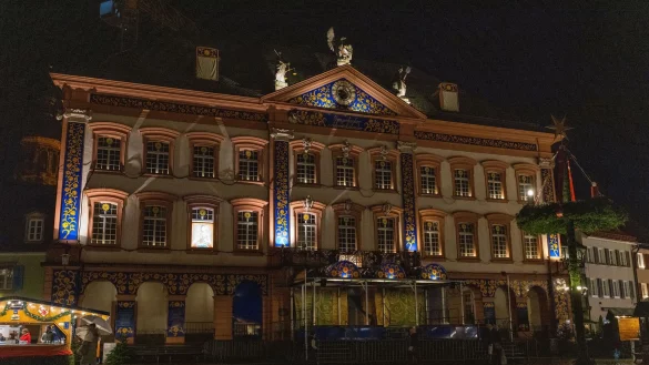 In der historischen Altstadt von Gengenbach im Schwarzwald wird die Fassade des Rathauses zu einem überdimensionierten Adventskalender umfunktioniert. - © Philipp von Ditfurth/dpa