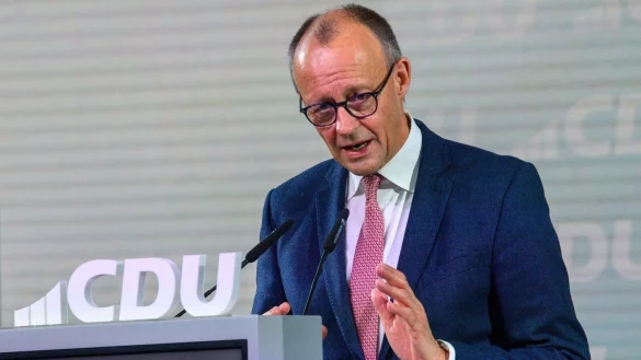 «Wir müssen ein starker Industriestandort bleiben», sagt Kanzler Friedrich Merz (CDU). - © Klaus-Dietmar Gabbert/dpa