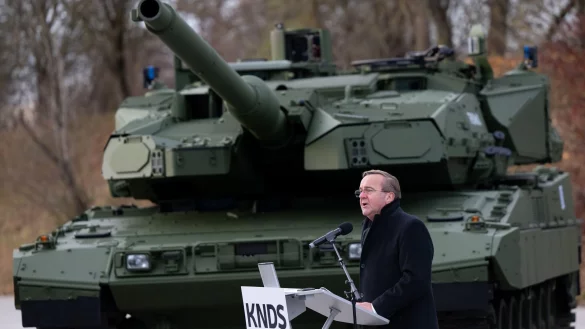 Verteidigungsminister Bois Pistorius bei der Pr&auml;sentation des neuen Leopard 2 A8. - &copy; Sven Hoppe/dpa