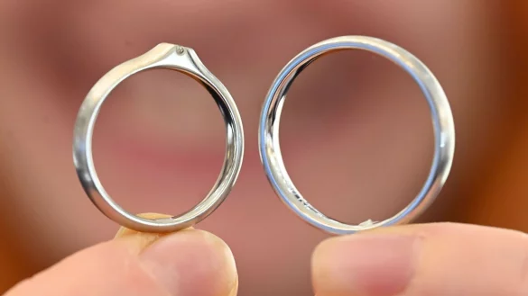 Für Brautpaare sind Trauring aus Platin - wie links zu sehen - eine Alternative. (Archivbild) - © Uli Deck/dpa