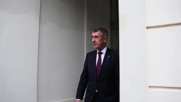 Babis verl&auml;sst die Prager Burg nach der Ernennung seiner Regierung. - &copy; Petr David Josek/AP/dpa