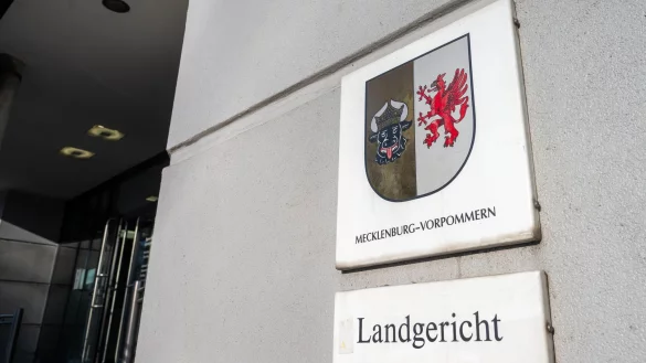 Am Dienstag fiel das Urteil im Totschlagprozess gegen einen 75-J&auml;hrigen aus Waren an der M&uuml;ritz. Er hat seine Ehefrau mit einem Messer get&ouml;tet. (Archivbild) - &copy; Stefan Sauer/dpa