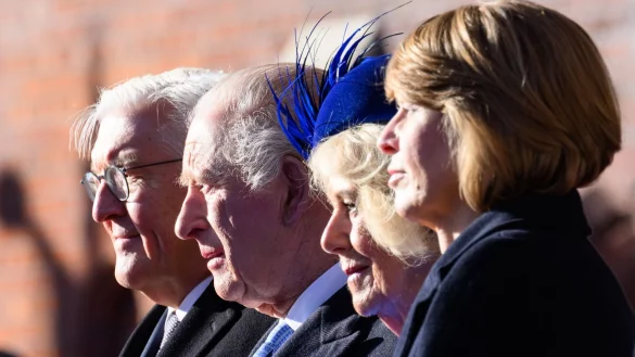 Bundespräsident Frank-Walter Steinmeier und First Lady Elke Büdenbender wurden mit militärischen Ehren auf Schloss Windsor empfangen. - © Bernd von Jutrczenka/dpa