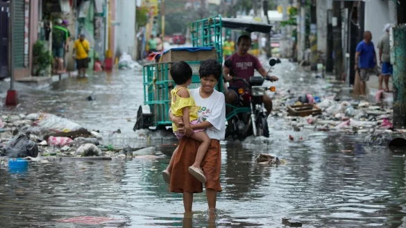 Viele Stra&szlig;en waren v&ouml;llig &uuml;berflutet. - &copy; Aaron Favila/AP/dpa