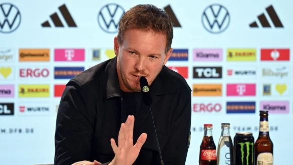 Julian Nagelsmann berichtet über seine Torwart-Pläne. - © Federico Gambarini/dpa