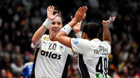 Die deutschen Handballerinnen haben das WM-Auftaktspiel gegen Island gewonnen. - © Marijan Murat/dpa