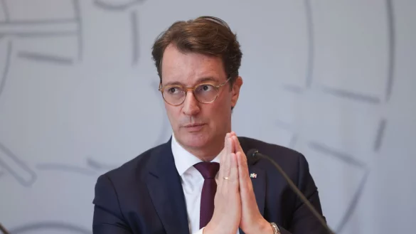 Nordrhein-Westfalens Ministerpräsident Hendrik Wüst (CDU) hat einige Gründe, hoffnungsvoll ins neue Jahr zu blicken. - © Oliver Berg/dpa