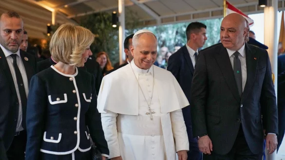Papst Leo XIV. nach seiner Ankunft im Libanon. - © Hussein Malla/AP/dpa