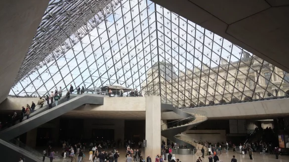 Das Alarmsystem im Louvre hat während des spektakulären Einbruchs funktioniert (Archivbild). - © Thibault Camus/AP/dpa