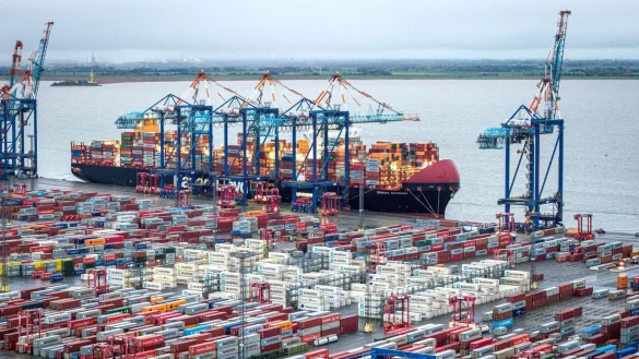 &Uuml;ber Bremerhaven geht ein guter Teil der deutschen Exporte. - &copy; Sina Schuldt/dpa