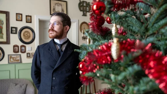 Schon l&auml;nger hat Valerio Bonanno seine Wohnung mit M&ouml;beln aus der Kaiserzeit eingerichtet und tr&auml;gt nur Kleidung von damals - jetzt hat er erstmals auch ein Weihnachtszimmer aus der Epoche um 1900 nachgestellt. - &copy; Thomas Banneyer/dpa