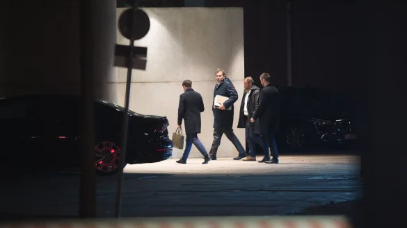 Nach fast sechs Stunden haben die Spitzen von Union und SPD ihre Beratungen beendet. - © Paul Zinken/dpa