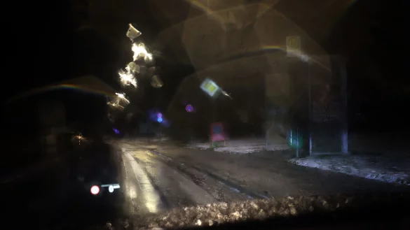 Regen auf kalten Boden verursacht der DWD-Vorhersage zufolge Glatteis im Südosten. (Archivbild) - © Karl-Josef Hildenbrand/dpa