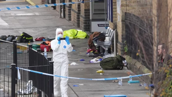 Am Bahnhof der Stadt Huntingdon dauern die Ermittlungen an. - &copy; Joe Giddens/PA Wire/dpa