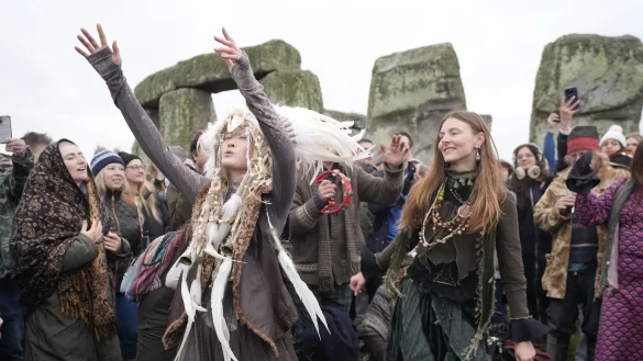 Zahlreiche Menschen feierten die Wintersonnenwende. - &copy; Andrew Matthews/PA Wire/dpa