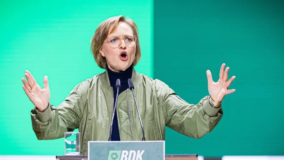 Grünen-Chefin Franziska Brantner wählte in Hannover ungewöhnlich deutliche Worte. - © Moritz Frankenberg/dpa