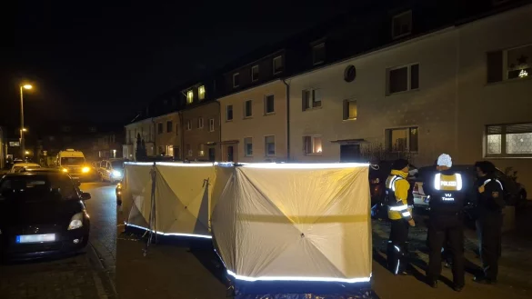 Bei dem Unfall ist der erfasste Fu&szlig;g&auml;nger gestorben. - &copy; Sascha Thelen/dpa