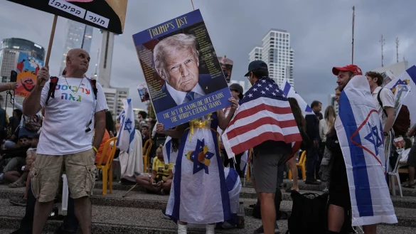 Trump wird für seinen Friedensplan im Gaza-Krieg von vielen gefeiert. - © Oded Balilty/AP/dpa