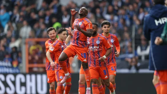 Schalke 04 rettete einen knappen 2:1-Sieg in Bielefeld. - &copy; Friso Gentsch/dpa