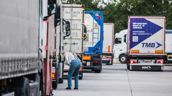 NRW-Innenminister Herbert Reul (CDU) macht sich Sorgen wegen überfüllter Lkw-Parkplätze an Autobahnen. (Symbolfoto) - © Andreas Arnold/dpa