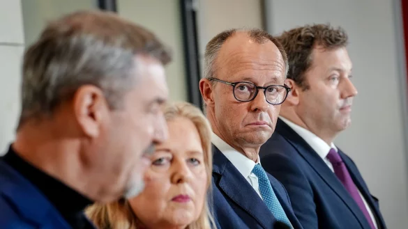 Stromkosten f&uuml;r die Industrie senken, Luftverkehrsteuer auch: Die Koalitionsspitzen verk&uuml;nden ihre Einigung. - &copy; Kay Nietfeld/dpa