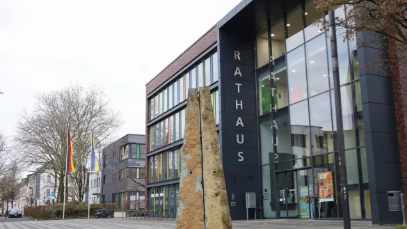 Das Rathaus in Solingen - © Gianni Gattus/TNN/dpa