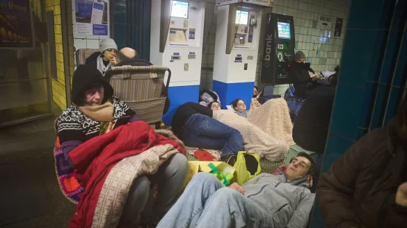 Fast jede Nacht raubt Luftalarm den Menschen auch in Kiew den Schlaf. - © Efrem Lukatsky/AP/dpa