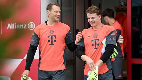 Torwartwechsel bei Bayern: Jonas Urbig (r) ersetzt in Gladbach Manuel Neuer (l) im Tor. - &copy; Harry Langer/dpa